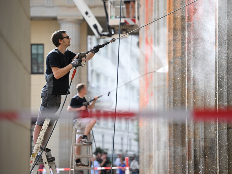 Reinigungsarbeiten nach dem Farbanschlag: Mitglieder der Letzten Generation hatten am 17. September 2023 das symbolträchtige Wahrzeichen besprüht. - Foto: Britta Pedersen/dpa