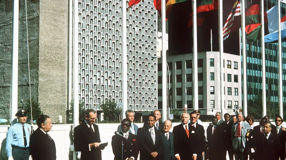 UN-Generalsekretär Kurt Waldheim (3.v.l.) hält am 19. September 1973 während der Flaggenzeremonie eine Begrüßungsrede vor dem UN-Gebäude in New York. - Bild: picture alliance / dpa