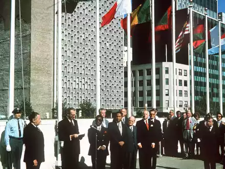 UN-Generalsekretär Kurt Waldheim (3.v.l.) hält am 19. September 1973 während der Flaggenzeremonie eine Begrüßungsrede vor dem UN-Gebäude in New York. - Foto: picture alliance / dpa