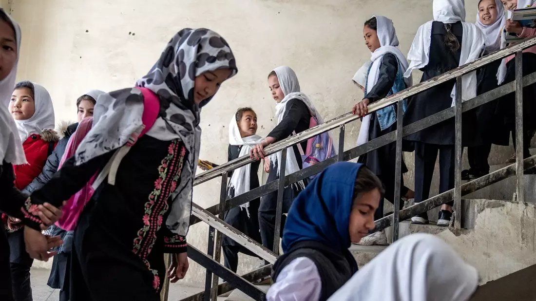 Mädchen gehen im Treppenhaus einer Schule. Angesichts des Verbots von Mädchenbildung in weiterführenden Schulen in Afghanistan vor zwei Jahren haben die Vereinten Nationen die dort regierenden Taliban dazu aufgefordert, höhere Mädchenschulen wieder zu öffnen. - Bild: Ebrahim Noroozi/AP/dpa