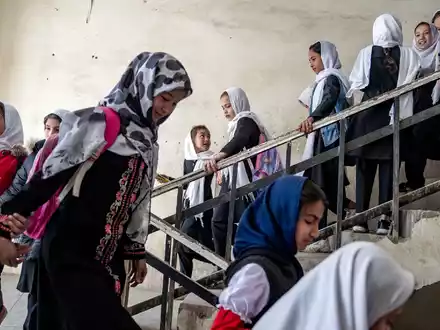 Mädchen gehen im Treppenhaus einer Schule. Angesichts des Verbots von Mädchenbildung in weiterführenden Schulen in Afghanistan vor zwei Jahren haben die Vereinten Nationen die dort regierenden Taliban dazu aufgefordert, höhere Mädchenschulen wieder zu öffnen. - Foto: Ebrahim Noroozi/AP/dpa