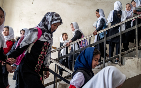 Mädchen gehen im Treppenhaus einer Schule. Angesichts des Verbots von Mädchenbildung in weiterführenden Schulen in Afghanistan vor zwei Jahren haben die Vereinten Nationen die dort regierenden Taliban dazu aufgefordert, höhere Mädchenschulen wieder zu öffnen. - Foto: Ebrahim Noroozi/AP/dpa