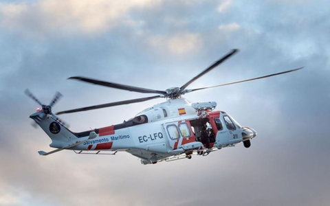 Die spanische Seenotrettung suchte mit Schiffen und Hubschraubern nach den deutschen Seglern. - Foto: Salvamento Maritimo/dpa