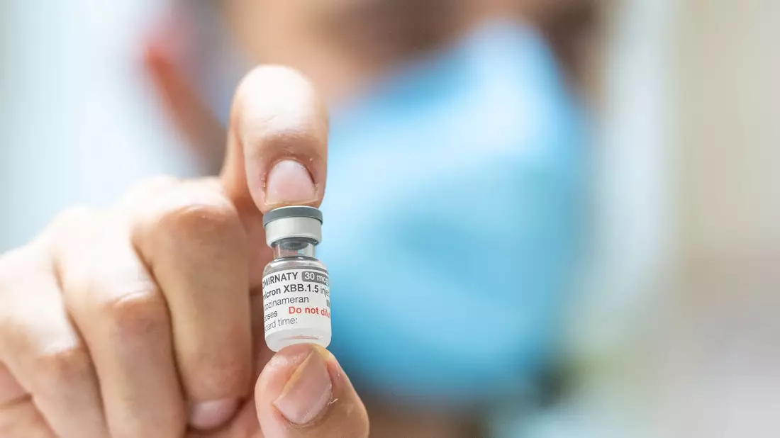 Gläschen mit jeweils sechs Dosen des neuen angepassten Corona-Impfstoffs von Biontech/Pfizer. - Bild: Christophe Gateau/dpa