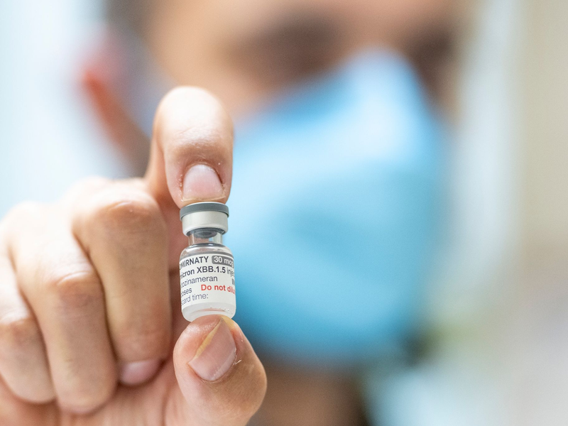 Gläschen mit jeweils sechs Dosen des neuen angepassten Corona-Impfstoffs von Biontech/Pfizer. - Foto: Christophe Gateau/dpa