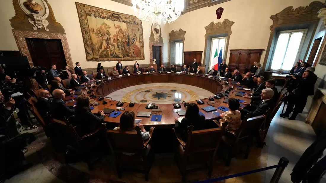 Die italienische Ministerpräsidentin Giorgia Meloni (hinten M) führt den Vorsitz bei der Zusammenkunft ihres ersten Ministerkabinetts im Ministerpräsidentenpalast Chigi in Rom. - Bild: Andrew Medichini/AP/dpa
