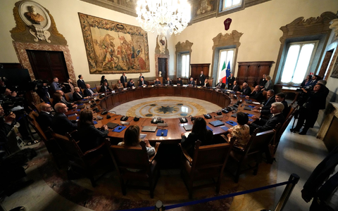 Die italienische Ministerpräsidentin Giorgia Meloni (hinten M) führt den Vorsitz bei der Zusammenkunft ihres ersten Ministerkabinetts im Ministerpräsidentenpalast Chigi in Rom. - Foto: Andrew Medichini/AP/dpa