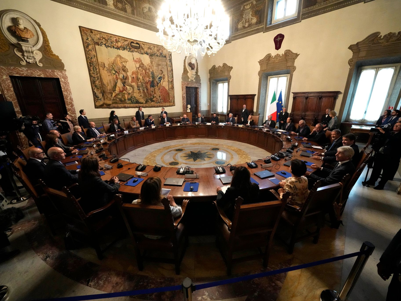 Die italienische Ministerpräsidentin Giorgia Meloni (hinten M) führt den Vorsitz bei der Zusammenkunft ihres ersten Ministerkabinetts im Ministerpräsidentenpalast Chigi in Rom. - Foto: Andrew Medichini/AP/dpa