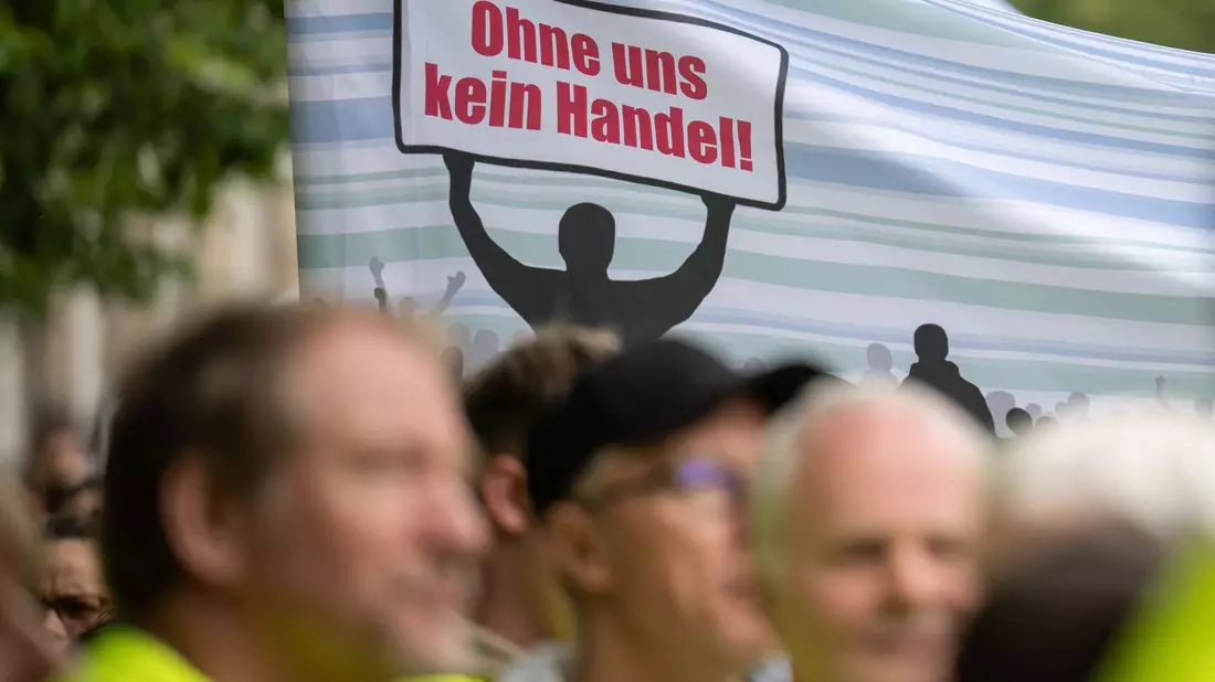 Tarifkonflikt im Einzelhandel: Seit Wochen ruft Verdi immer wieder zu teilweise mehrtägigen Warnstreiks in den Regionen auf. - Bild: Hannes P. Albert/dpa