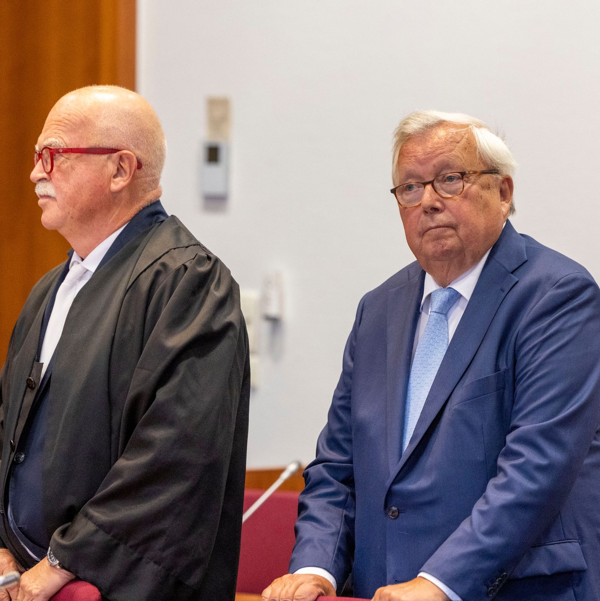 Der angeklagte Bankier Christian Olearius (r) neben seinem Anwalt im Gerichtssaal im Bonner Landgericht. - Foto: Thomas Banneyer/dpa