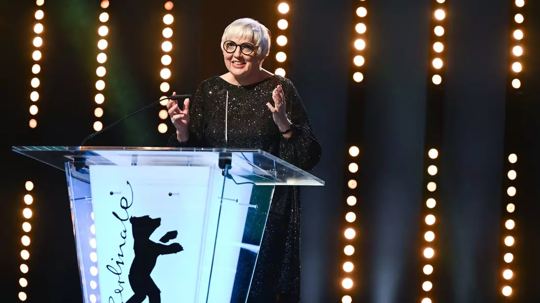 Claudia Roth, die Staatsministerin für Kultur und Medien, am Eröffnungsabend der Berlinale. - Bild: Monika Skolimowska/dpa