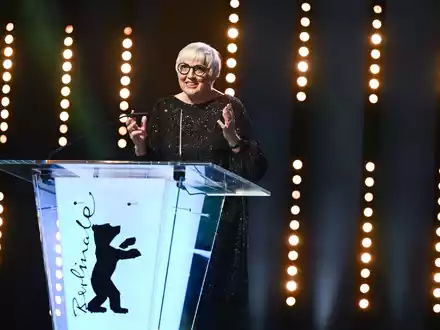 Claudia Roth, die Staatsministerin für Kultur und Medien, am Eröffnungsabend der Berlinale. - Foto: Monika Skolimowska/dpa