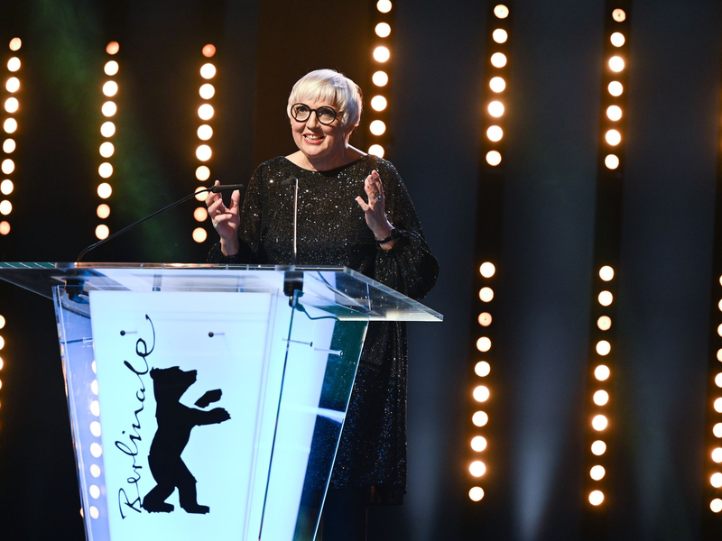 Claudia Roth, die Staatsministerin für Kultur und Medien, am Eröffnungsabend der Berlinale. - Foto: Monika Skolimowska/dpa