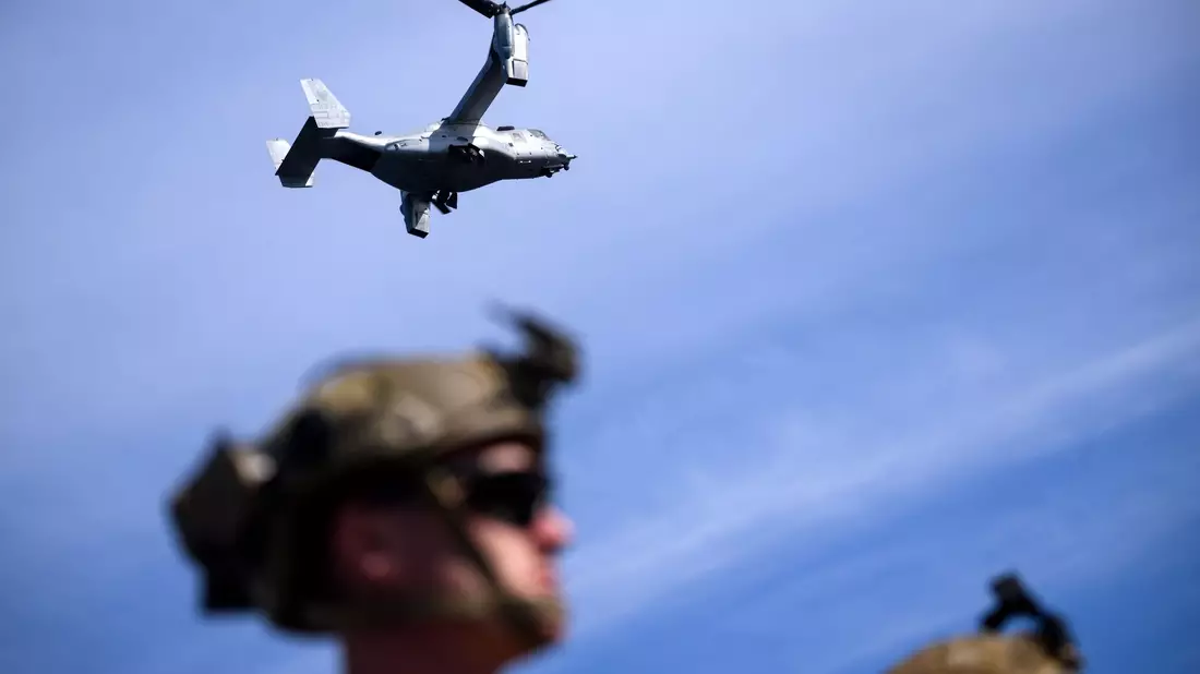 Bell-Boeing V-22 Osprey der US-Marine am Himmel über Ventspils. Das unter deutscher Führung stattfindende Manöver der Seestreitkräfte hat das Ziel, taktische Verfahren zur Landes- und Bündnisverteidigung in küstennahen Gewässern zu üben. - Bild: Bernd von Jutrczenka/dpa