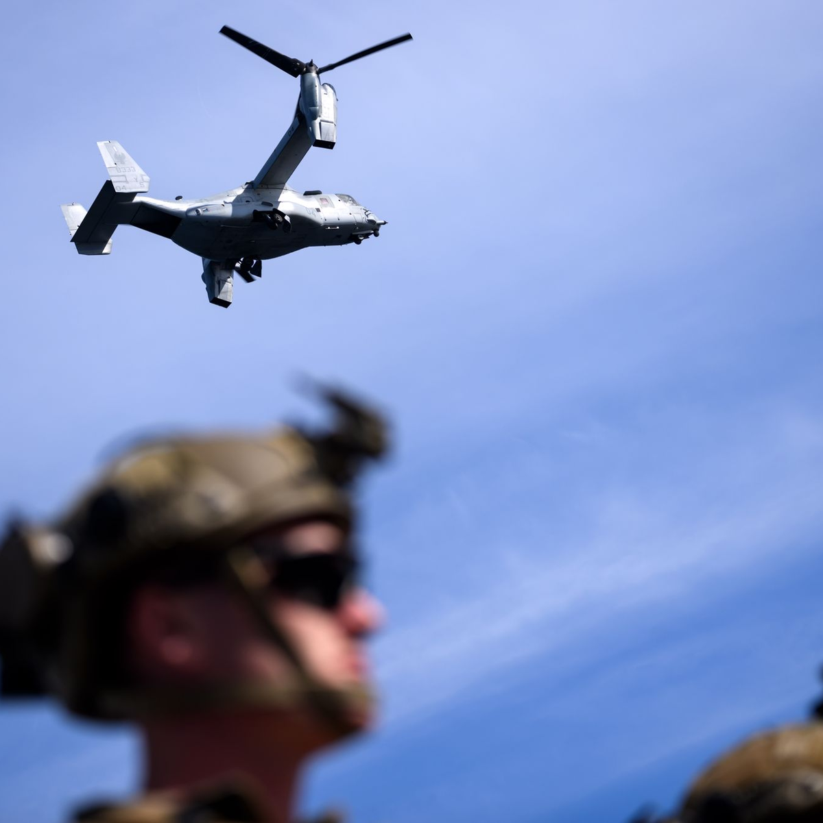 Bell-Boeing V-22 Osprey der US-Marine am Himmel über Ventspils. Das unter deutscher Führung stattfindende Manöver der Seestreitkräfte hat das Ziel, taktische Verfahren zur Landes- und Bündnisverteidigung in küstennahen Gewässern zu üben. - Foto: Bernd von Jutrczenka/dpa
