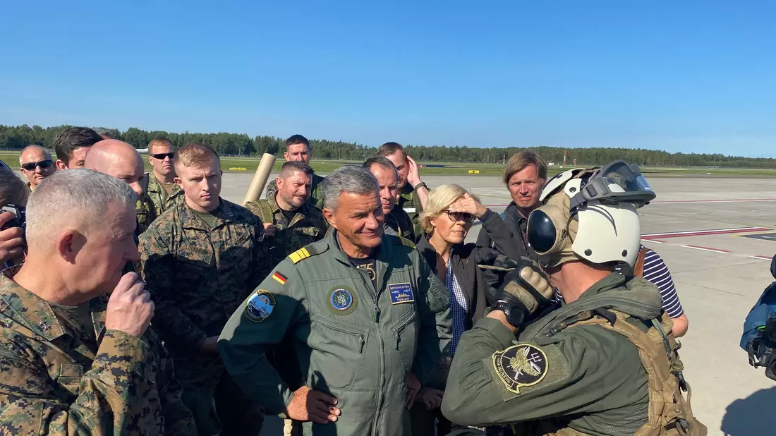 Vize-Admiral Frank Lenski im Gespräch mit einem Piloten auf dem Flughafen Riga. - Bild: Alexander Welscher/dpa