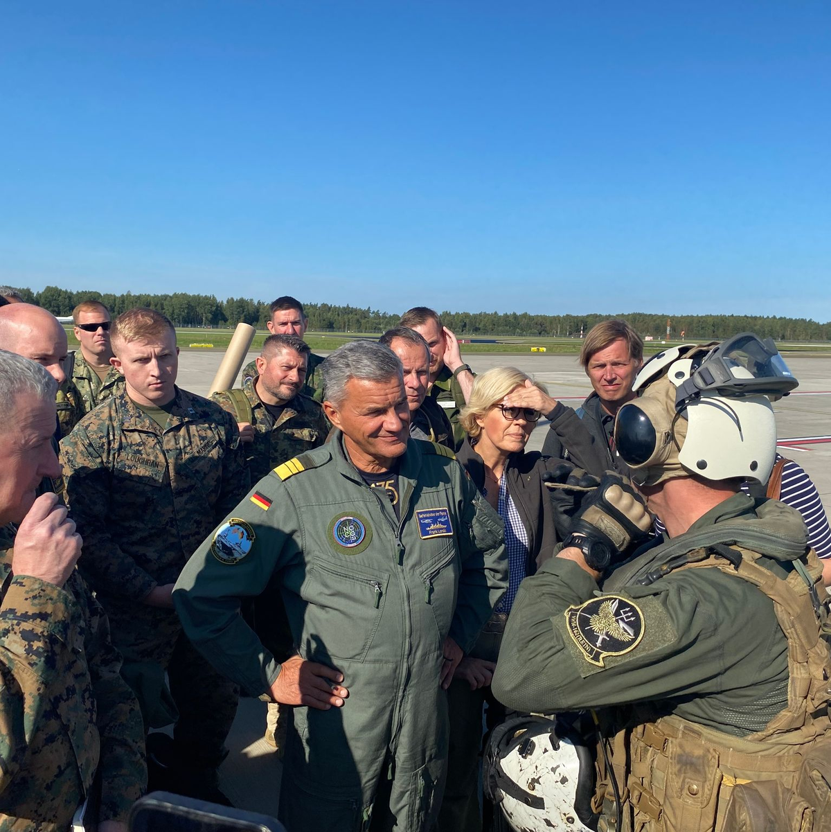 Vize-Admiral Frank Lenski im Gespräch mit einem Piloten auf dem Flughafen Riga. - Foto: Alexander Welscher/dpa