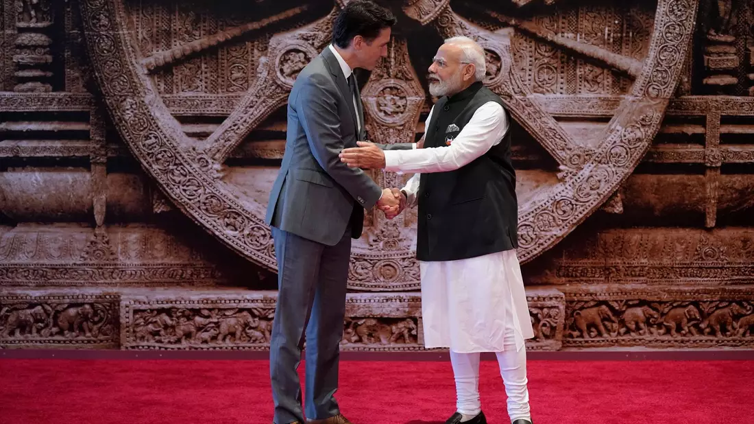 Indiens Premierminister Narendra Modi (r) begrüßt seinen kanadischen Amtskollegen Justin Trudeau anlässlich des G20-Gipfels in Neu Delhi. - Bild: Evan Vucci/AP Pool/AP/dpa