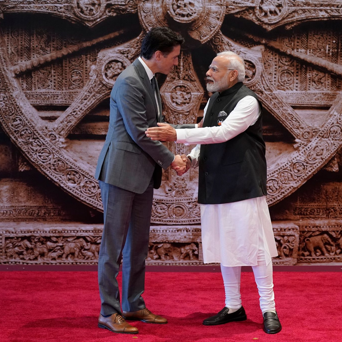 Indiens Premierminister Narendra Modi (r) begrüßt seinen kanadischen Amtskollegen Justin Trudeau anlässlich des G20-Gipfels in Neu Delhi. - Foto: Evan Vucci/AP Pool/AP/dpa