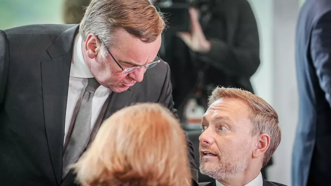 Verteidigungsminister Boris Pistorius und Finanzminister Christian Lindner (r) während einer Sitzung des Bundeskabinetts im Kanzleramt (Archivbild). - Bild: Kay Nietfeld/dpa