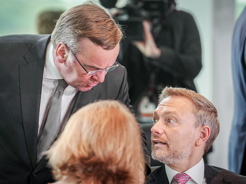 Verteidigungsminister Boris Pistorius und Finanzminister Christian Lindner (r) während einer Sitzung des Bundeskabinetts im Kanzleramt (Archivbild). - Foto: Kay Nietfeld/dpa