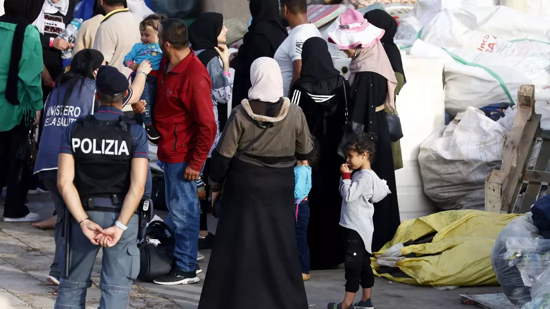 Gerettete Migranten im Hafen der italienischen Insel Lampedusa. Die Ankunft Tausender Bootsmigranten in kurzer Zeit hat die Insel an ihre Grenzen gebracht. - Bild: Cecilia Fabiano/LaPresse/AP/dpa
