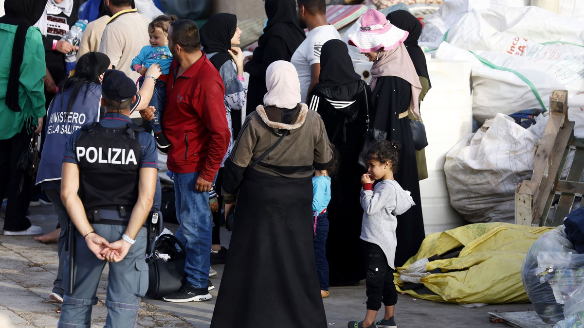 Gerettete Migranten auf einem Boot im Hafen der Insel Lampedusa. - Foto: Cecilia Fabiano/LaPresse/AP/dpa