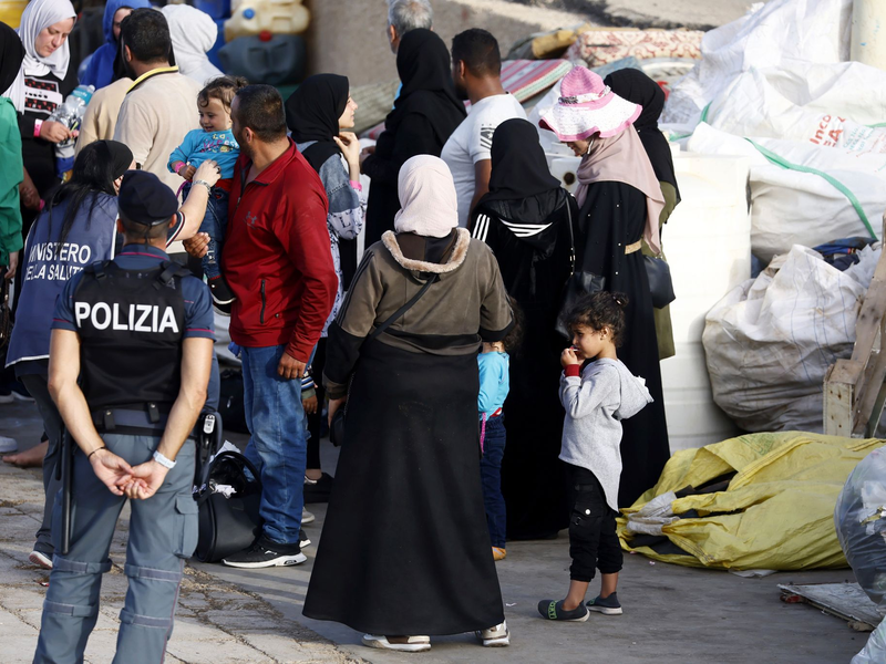 Gerettete Migranten im Hafen der italienischen Insel Lampedusa. Die Ankunft Tausender Bootsmigranten in kurzer Zeit hat die Insel an ihre Grenzen gebracht. - Foto: Cecilia Fabiano/LaPresse/AP/dpa