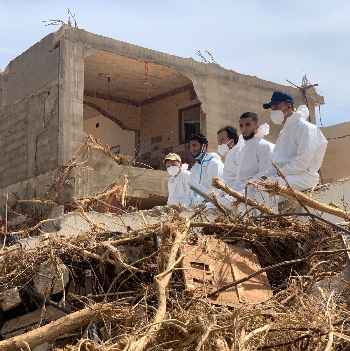 Rettungsteams suchen in Darna nach Opfern. - Foto: Yousef Murad/AP/dpa