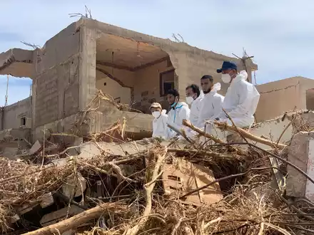 Rettungsteams suchen in Darna nach Opfern. - Foto: Yousef Murad/AP/dpa
