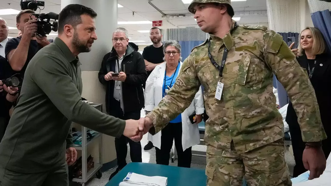 Wolodymyr Selenskyj besucht verwundete ukrainische Soldaten in einem New Yorker Krankenhaus. Mit Spannung wird erwartet, ob es am Rande der UN-Generaldebatte zu einem Aufeinandertreffen des ukrainischen Präsidenten mit dem russischen Außenminister Sergej Lawrow kommen könnte. - Bild: Bryan Woolston/Pool AP/dpa
