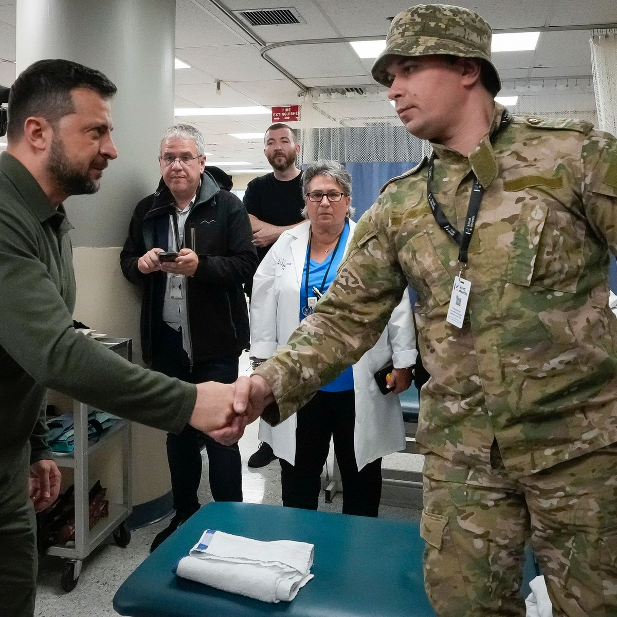 Wolodymyr Selenskyj besucht verwundete ukrainische Soldaten in einem New Yorker Krankenhaus. Mit Spannung wird erwartet, ob es am Rande der UN-Generaldebatte zu einem Aufeinandertreffen des ukrainischen Präsidenten mit dem russischen Außenminister Sergej Lawrow kommen könnte. - Foto: Bryan Woolston/Pool AP/dpa