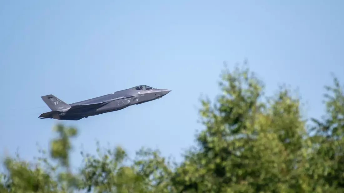 Ein Kampfflugzeug vom Typ F-35 startet von der US-Air Base Spangdahlem. Ein solcher Kampfjet verschwand im US-Bundesstaat South Carolina, nachdem sich der Pilot aufgrund einer «Panne» mithilfe des Schleudersitzes gerettet hatte. - Bild: Harald Tittel/dpa