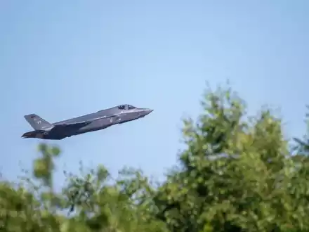Ein Kampfflugzeug vom Typ F-35 startet von der US-Air Base Spangdahlem. Ein solcher Kampfjet verschwand im US-Bundesstaat South Carolina, nachdem sich der Pilot aufgrund einer «Panne» mithilfe des Schleudersitzes gerettet hatte. - Foto: Harald Tittel/dpa