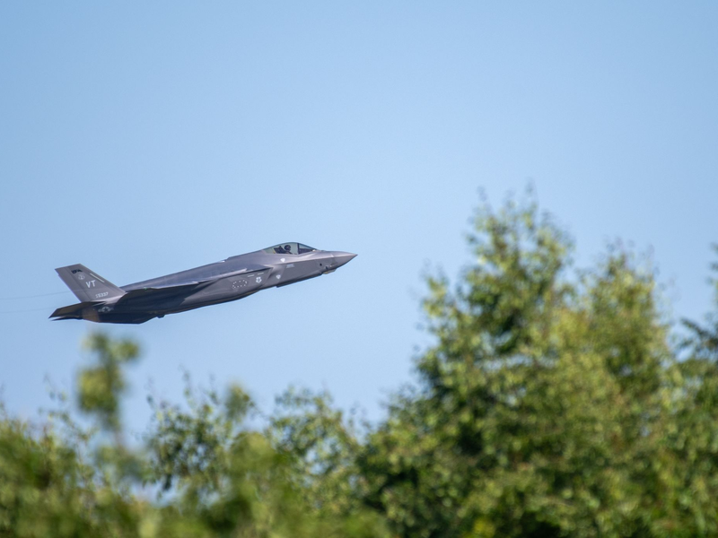 Ein Kampfflugzeug vom Typ F-35 startet von der US-Air Base Spangdahlem. Ein solcher Kampfjet verschwand im US-Bundesstaat South Carolina, nachdem sich der Pilot aufgrund einer «Panne» mithilfe des Schleudersitzes gerettet hatte. - Foto: Harald Tittel/dpa