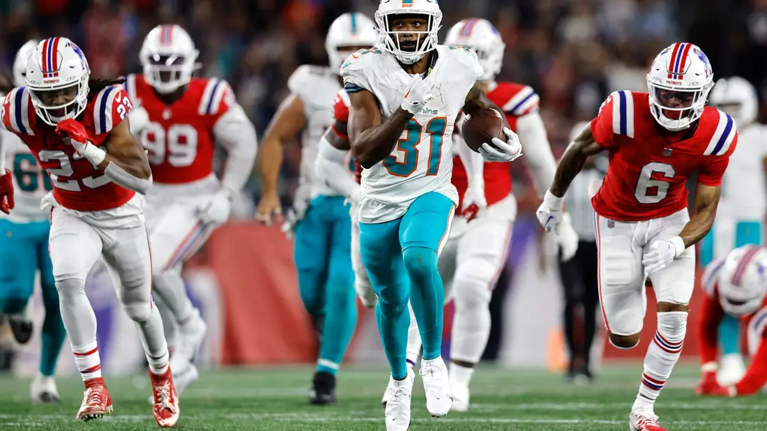 Running Back Raheem Mostert von den Miami Dolphins läuft den New England Patriots zu einem Touchdown davon. - Bild: Michael Dwyer/AP