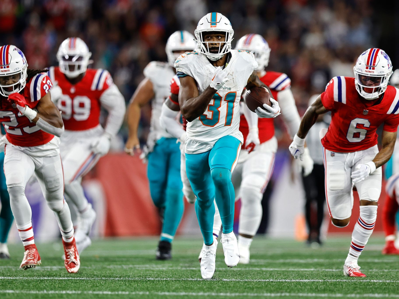 Running Back Raheem Mostert von den Miami Dolphins läuft den New England Patriots zu einem Touchdown davon. - Foto: Michael Dwyer/AP