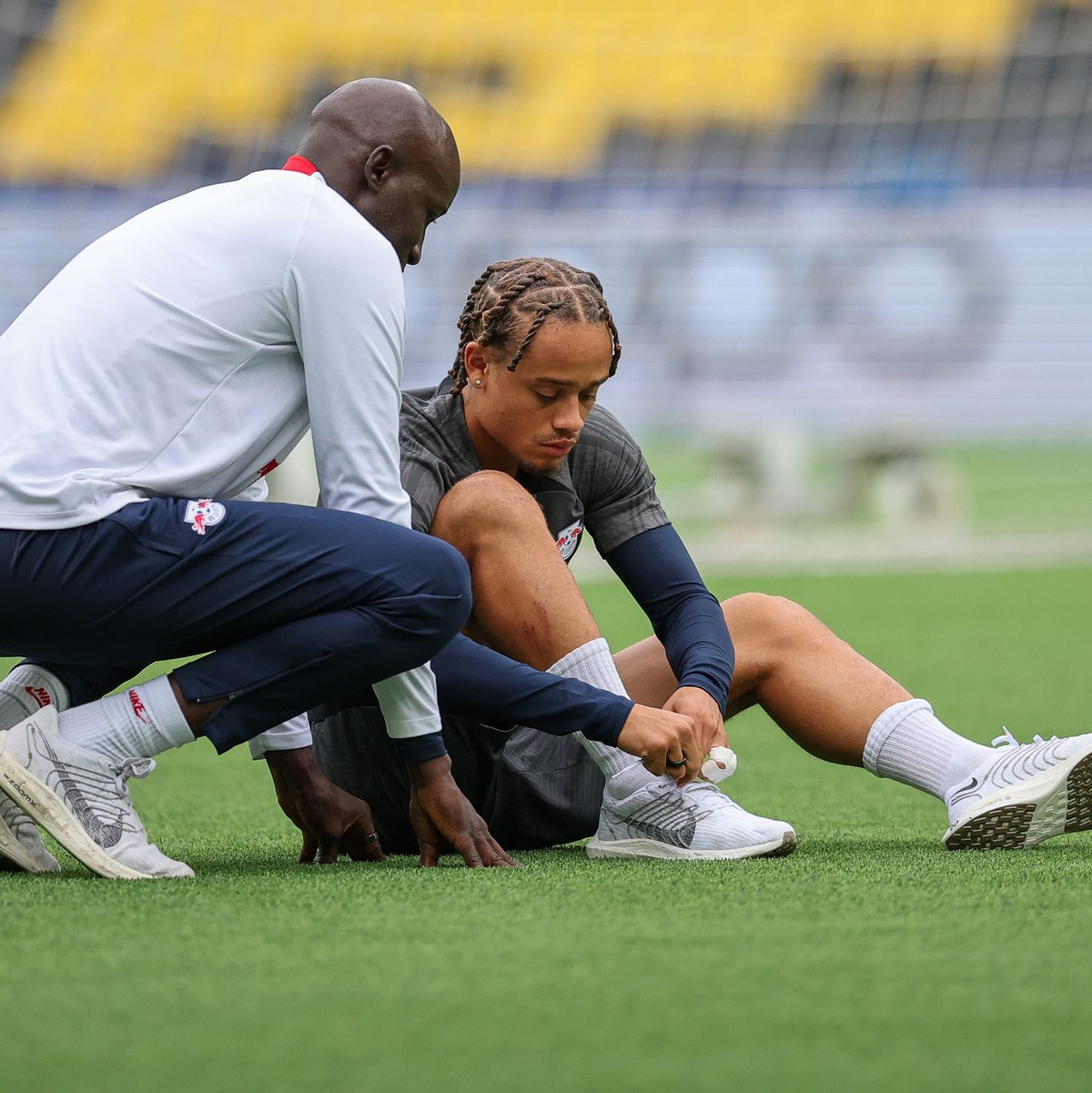 Leipzigs Xavi Simons fordert einen Strafstoß. - Foto: Jan Woitas/dpa