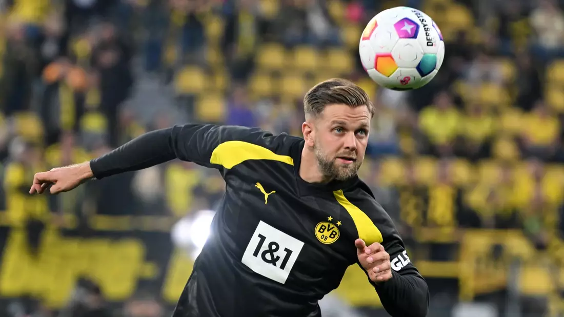 Dortmunds Niclas Füllkrug (l) lässt sich nach dem Sieg seiner Mannschaft von den Fans feiern. - Bild: Bernd Thissen/dpa