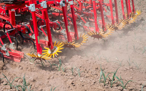 Die Landwirtschaftlichen Lehranstalten Bayreuth und die Maschinenringe Oberfranken stellen mechanische Hacktechnik als Alternative zu Kunstdünger und chemischer Unkrautbekämpfung vor. - Foto: Daniel Vogl/dpa