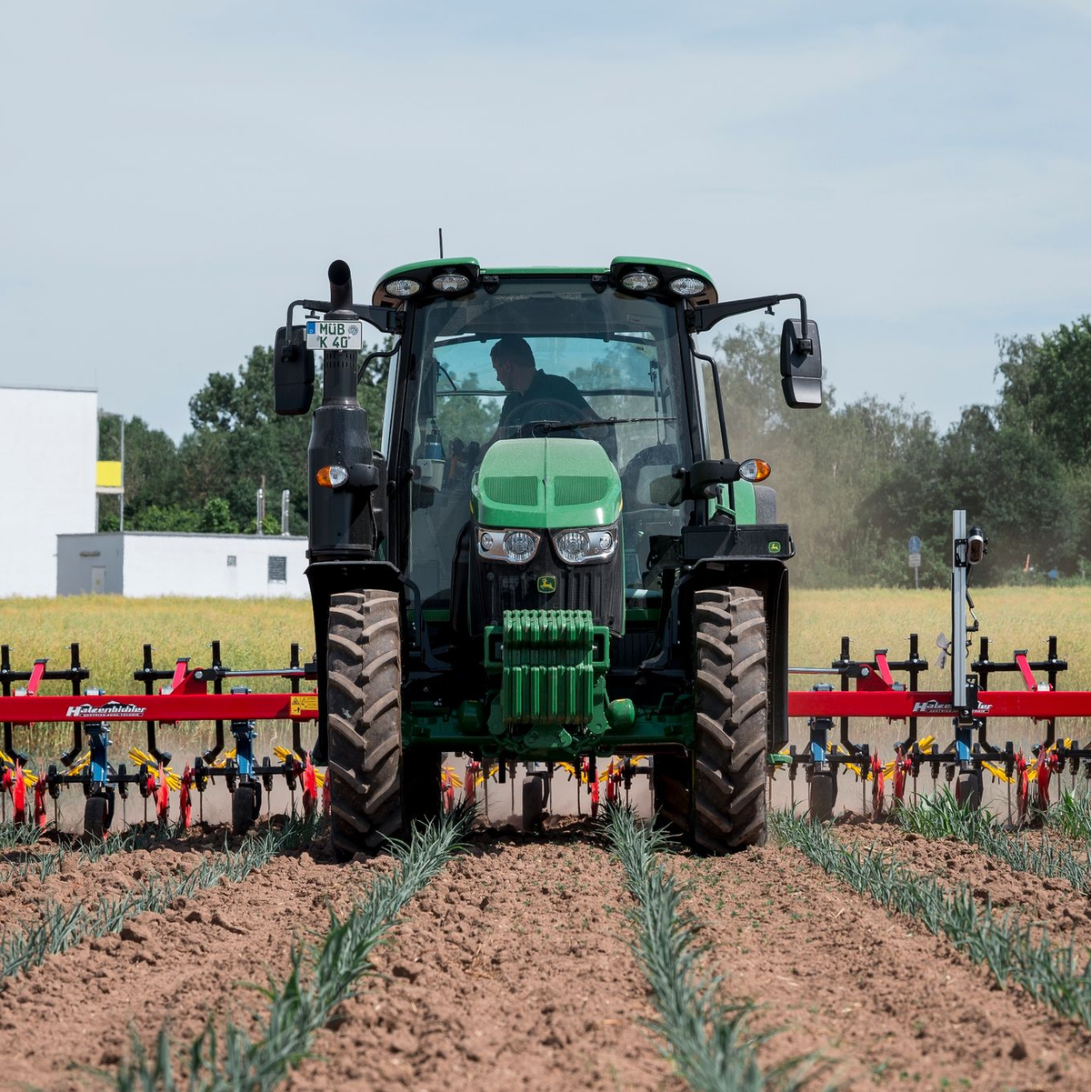 Dünger ist teuer - und darf im Ökolandbau sowieso nicht eingesetzt werden. Stattdessen kommen mechanische Alternativen zum Einsatz. - Foto: Daniel Vogl/dpa