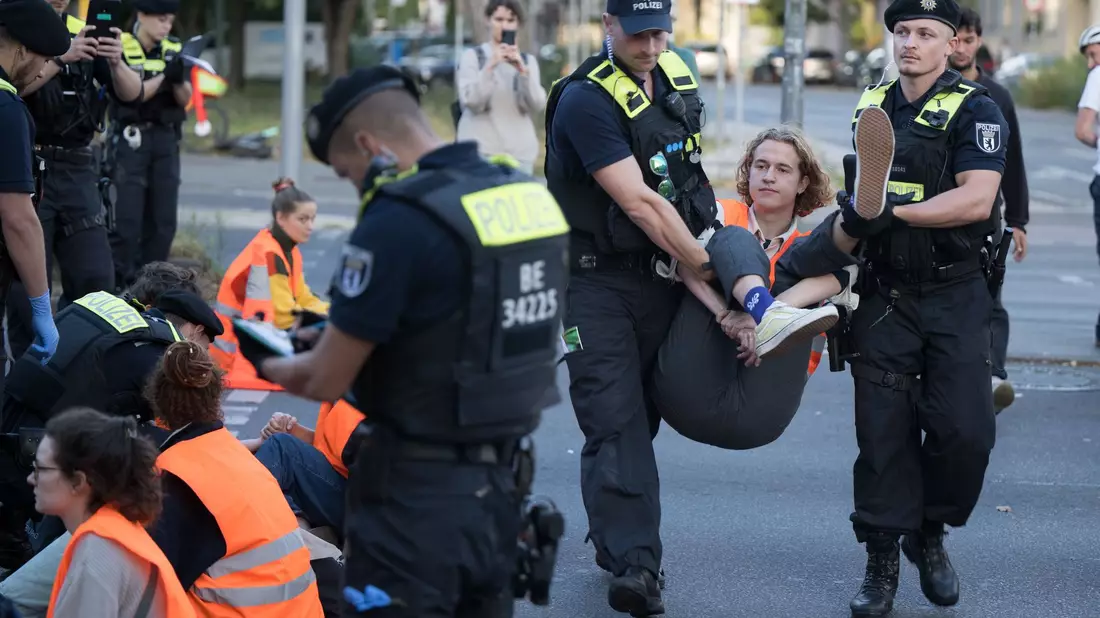 Straßenblockade der Letzten Generation auf dem Mehringdamm in Berlin. - Bild: Sebastian Christoph Gollnow/dpa