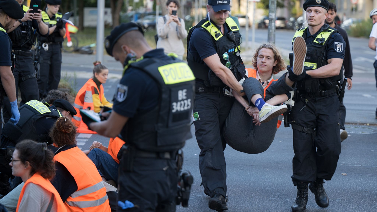 Straßenblockade der Letzten Generation auf dem Mehringdamm in Berlin. - Foto: Sebastian Christoph Gollnow/dpa