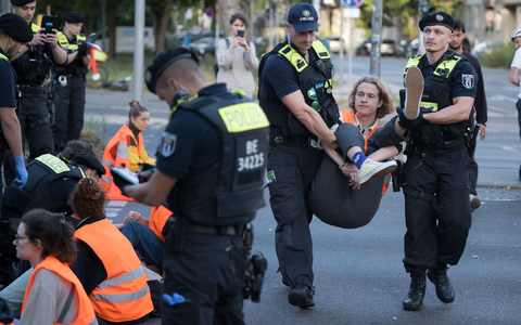 Straßenblockade der Letzten Generation auf dem Mehringdamm in Berlin. - Foto: Sebastian Christoph Gollnow/dpa