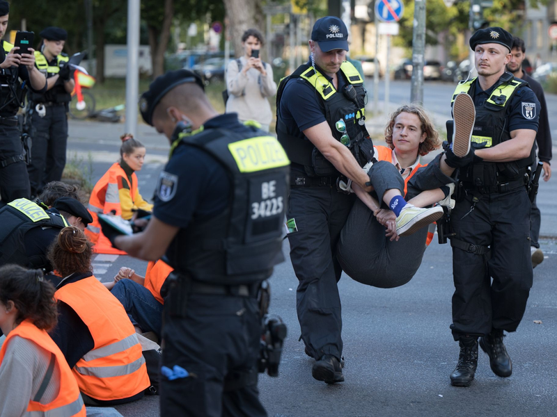 Straßenblockade der Letzten Generation auf dem Mehringdamm in Berlin. - Foto: Sebastian Christoph Gollnow/dpa