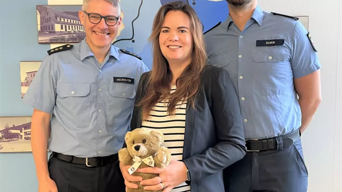 POL-EL: Landkreis - Deutsche Teddy-Stiftung übergibt Teddybären für Kinder in Notlagen an Polizeiinspektion Emsland / Grafschaft Bentheim - Bild: presseportal.de