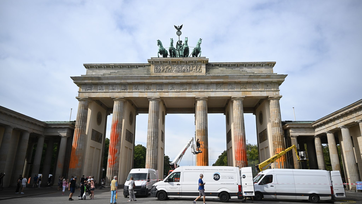 Reinigungsarbeiten im September nach einem Farbanschlag der Klimagruppe Letzte Generation auf das Brandenburger Tor. - Foto: Britta Pedersen/dpa