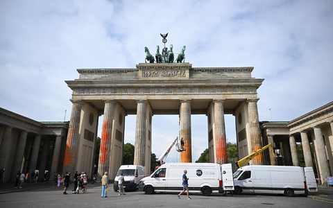 Reinigungsarbeiten im September nach einem Farbanschlag der Klimagruppe Letzte Generation auf das Brandenburger Tor. - Foto: Britta Pedersen/dpa Reinigungsarbeiten im September nach einem Farbanschlag der Klimagruppe Letzte Generation auf das Brandenburger Tor. - Foto: Britta Pedersen/dpa