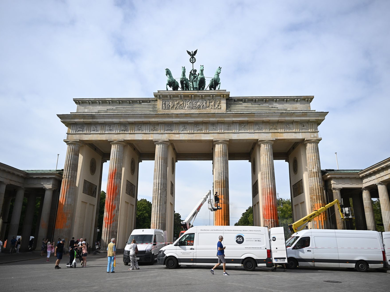 Reinigungsarbeiten nach dem Farbanschlag der Letzten Generation auf das Brandenburger Tor. - Foto: Britta Pedersen/dpa
