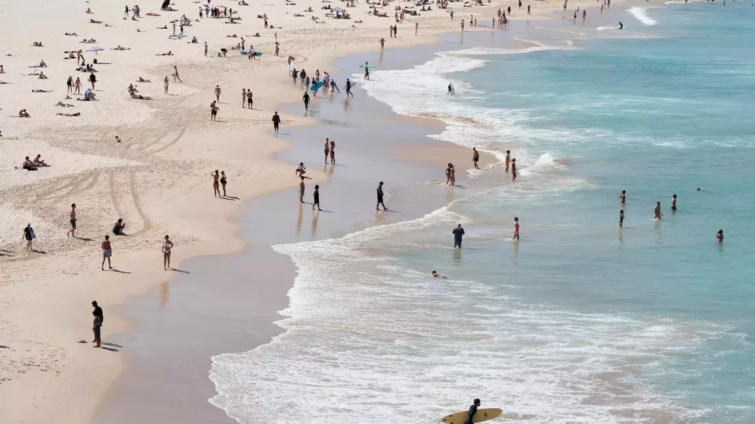 Menschen suchen Abkühlung am Bondi Beach in Sydney. - Bild: Rick Rycroft/AP